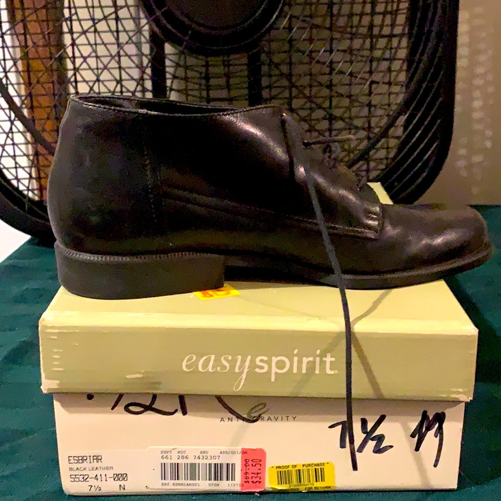 Size 7.5 barely wore mid-flats
